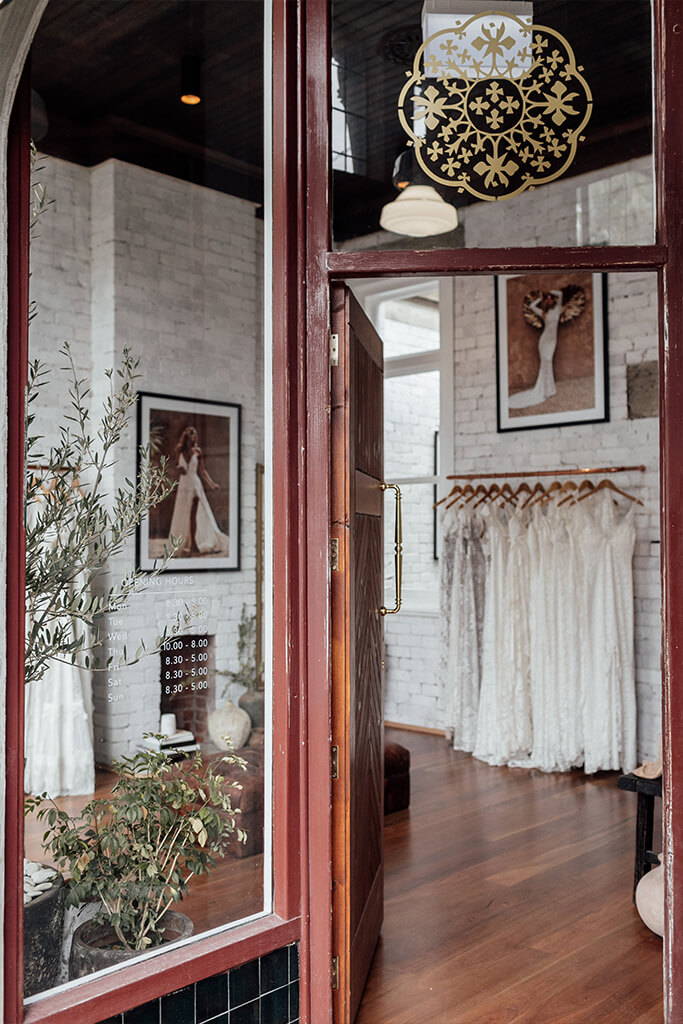 Entrée dans la boutique de mariage de Melbourne Grace Loves Lace.