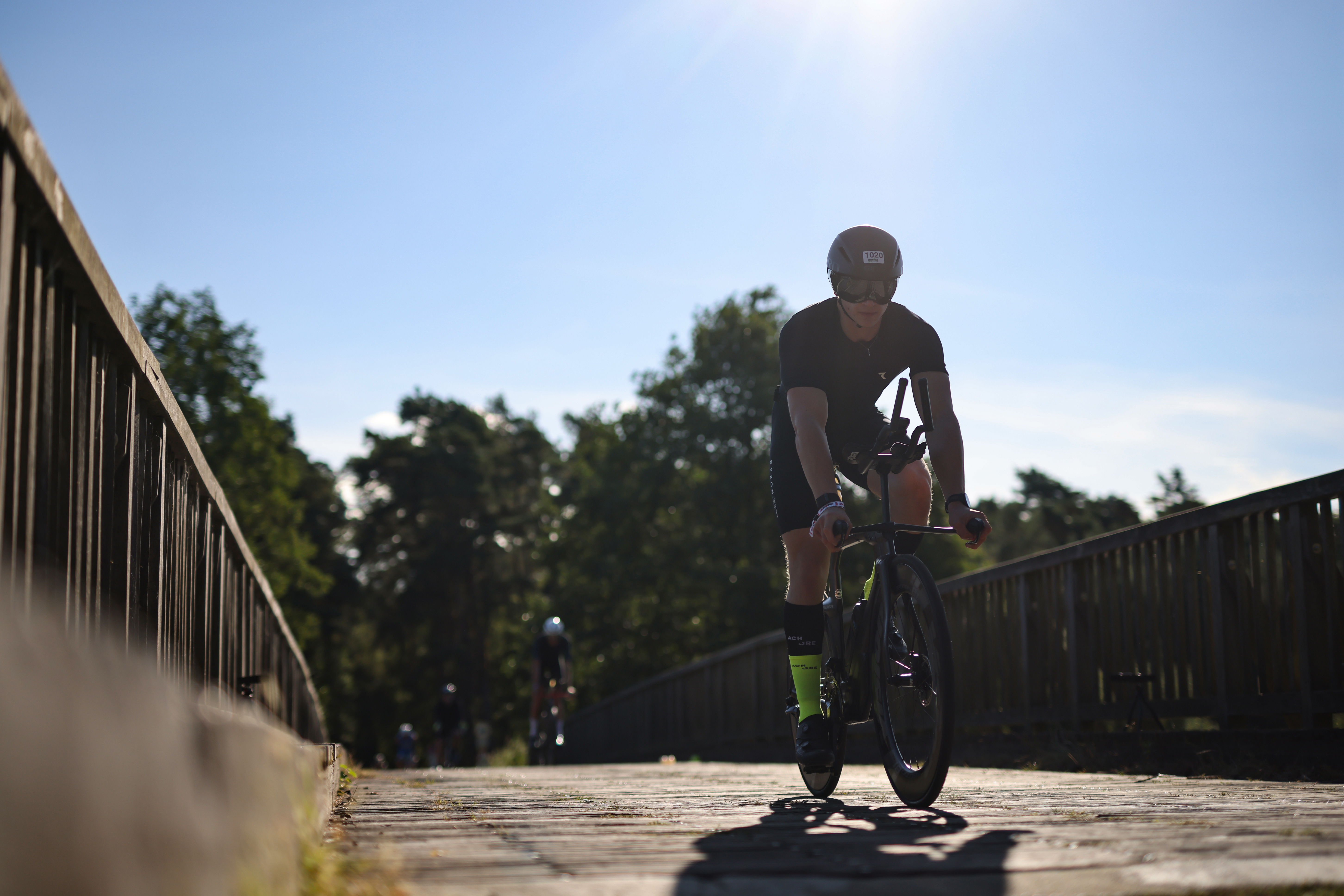 Athletinnen und Athleten absolvieren die Radstrecke beim IRONMAN 70.3 Erkner am 15. September 2024 in Erkner, Deutschland.