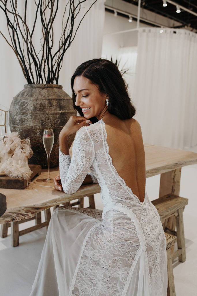 Das Model trägt das Grace Loves Lace Inca Hochzeitskleid