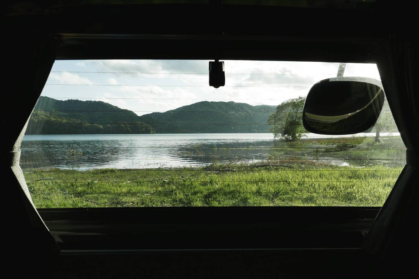 C-01車内から檜原湖をを眺める