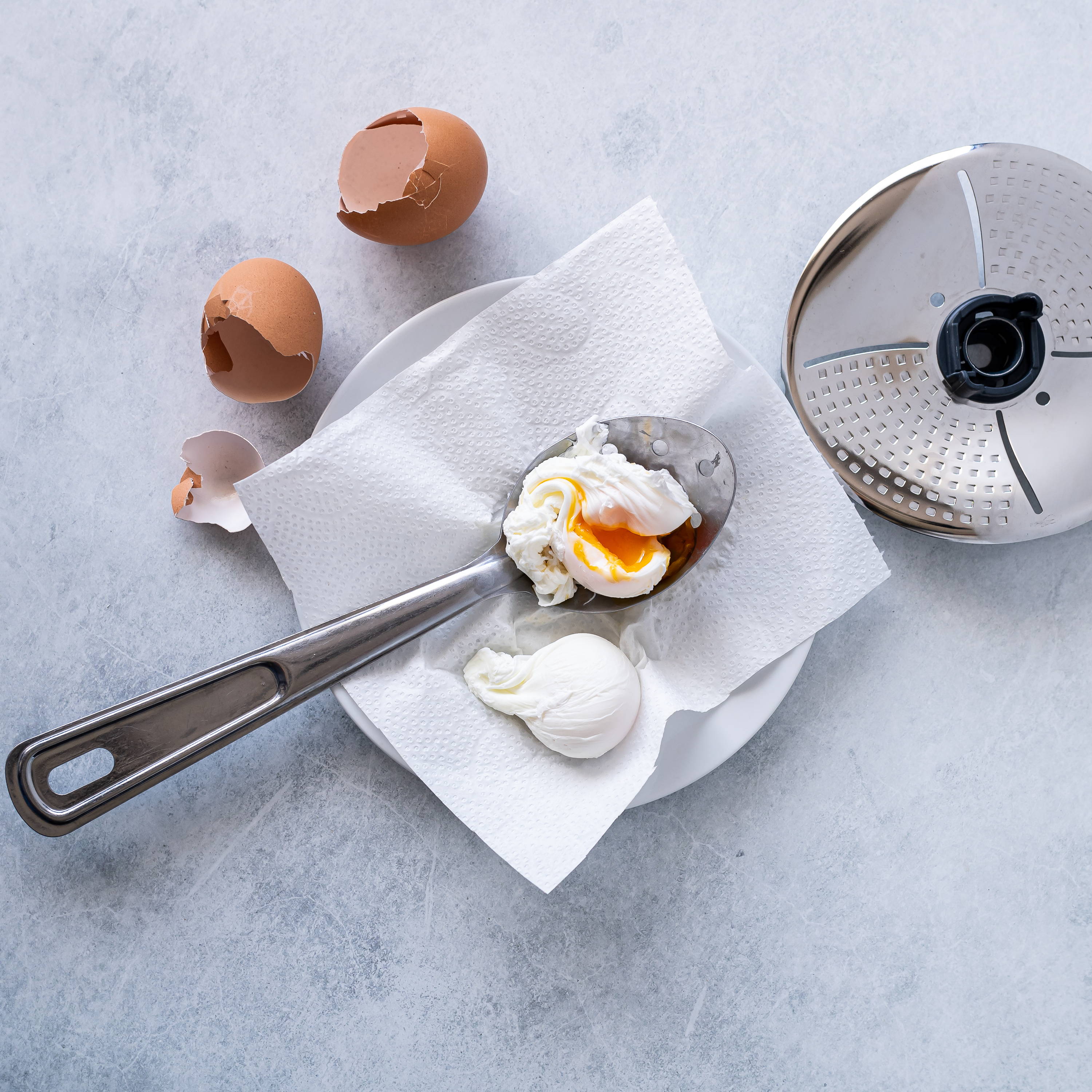 Poached eggs with blade cover