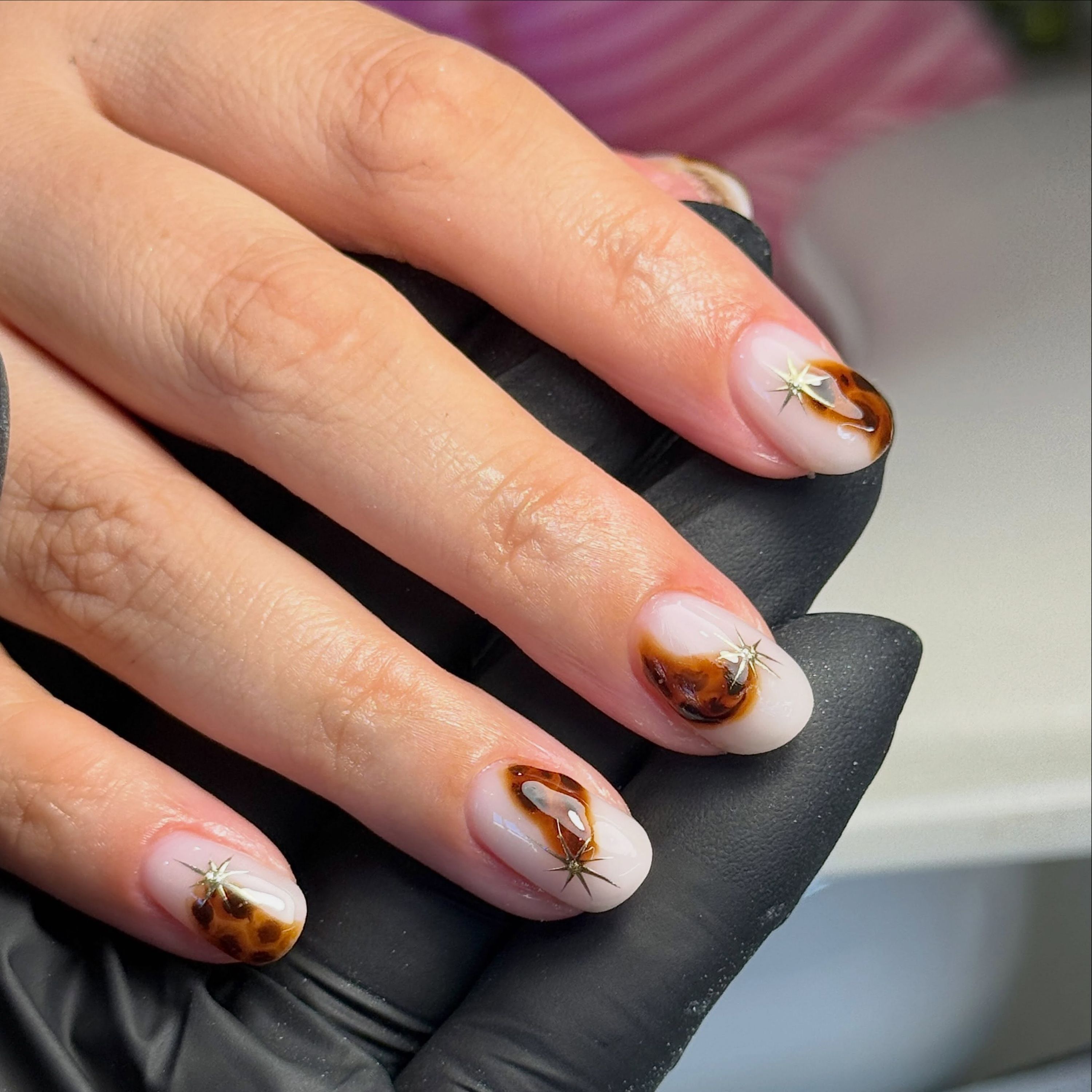 Tortoise shell and gold star nails