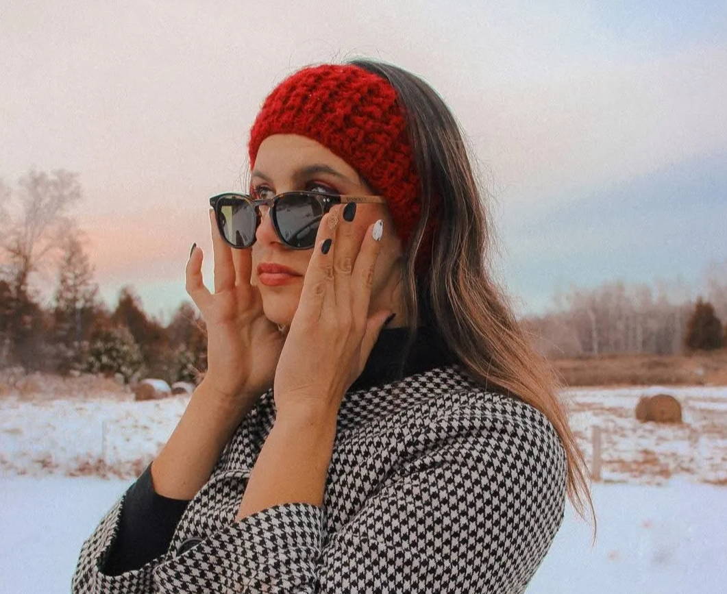 Femme portant des lunettes de transition en hiver avec de la neige
