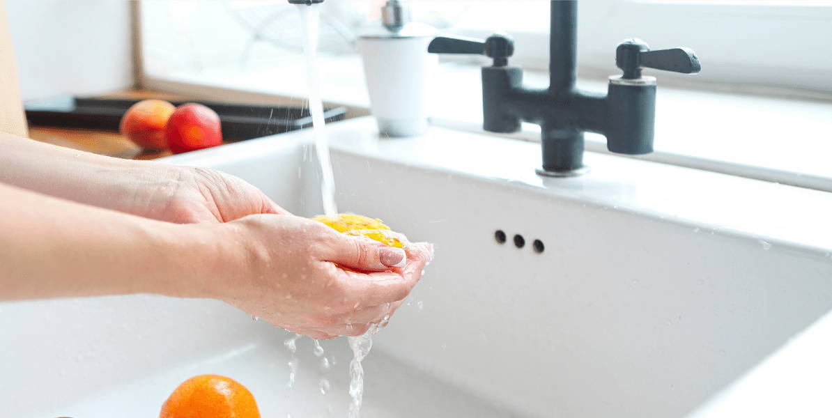 Mulher lavando as mãos com água filtrada UV
