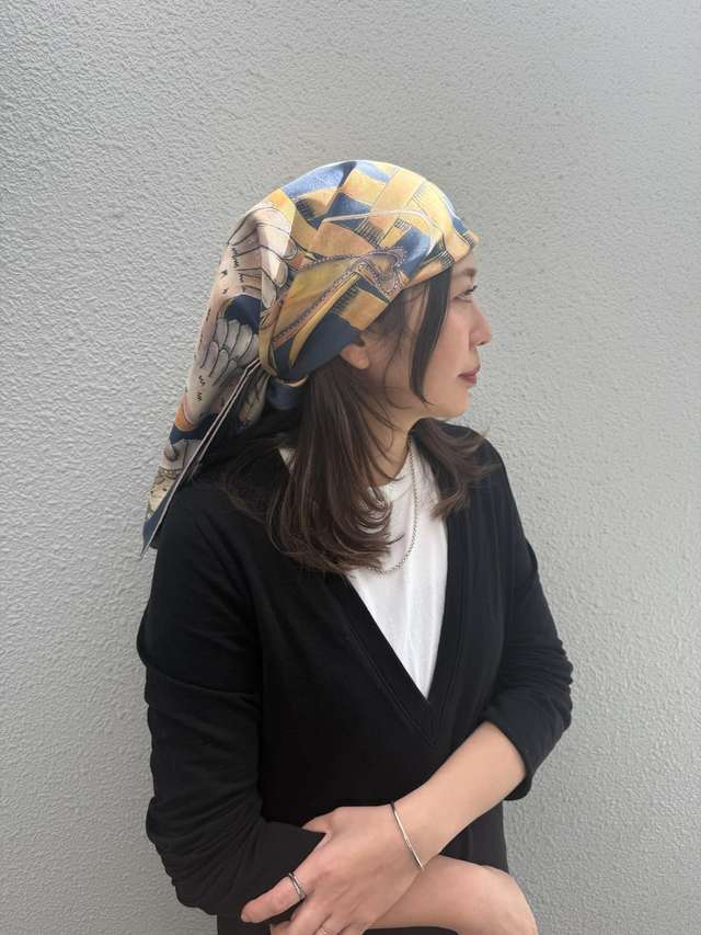 スカーフ 巻き方 首元 スタイリング スカーフ バッグ アレンジ