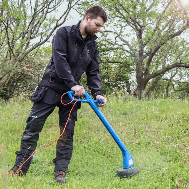 How to use a grass trimmer 