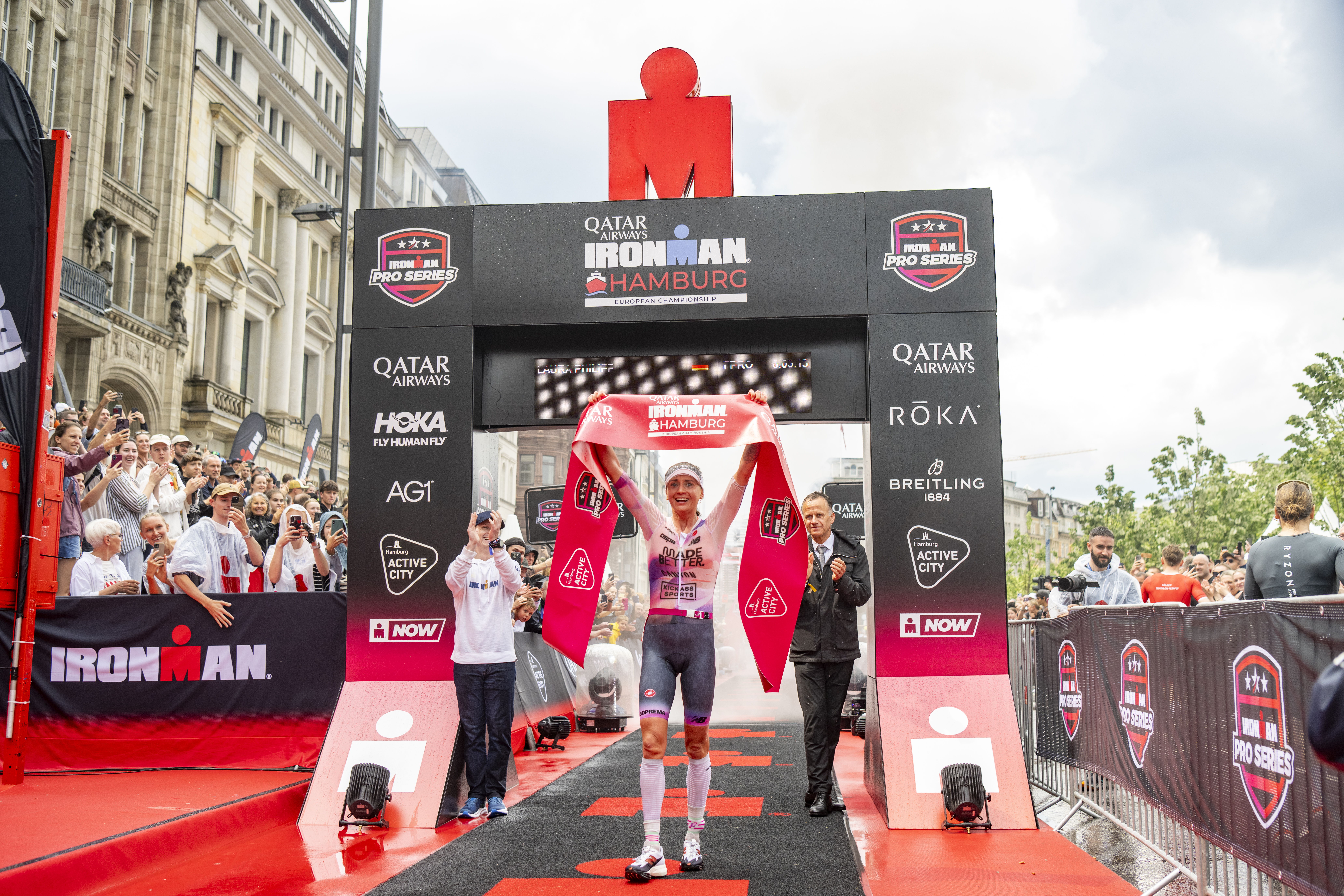 Laura Philipp überglücklich beim Zieleinlauf des Ironman Hamburg 2025.