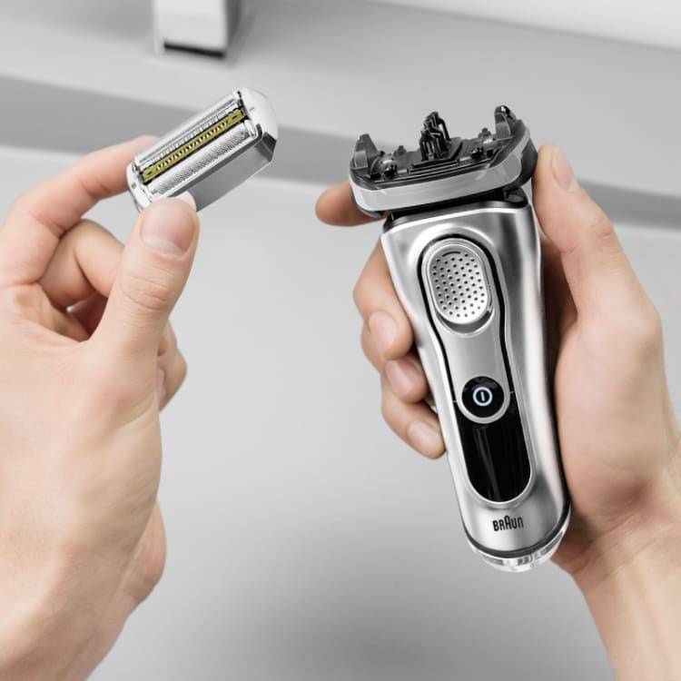5-in-1 SmartCare Center, compatible with Braun Series 9, 8 electric shaver.