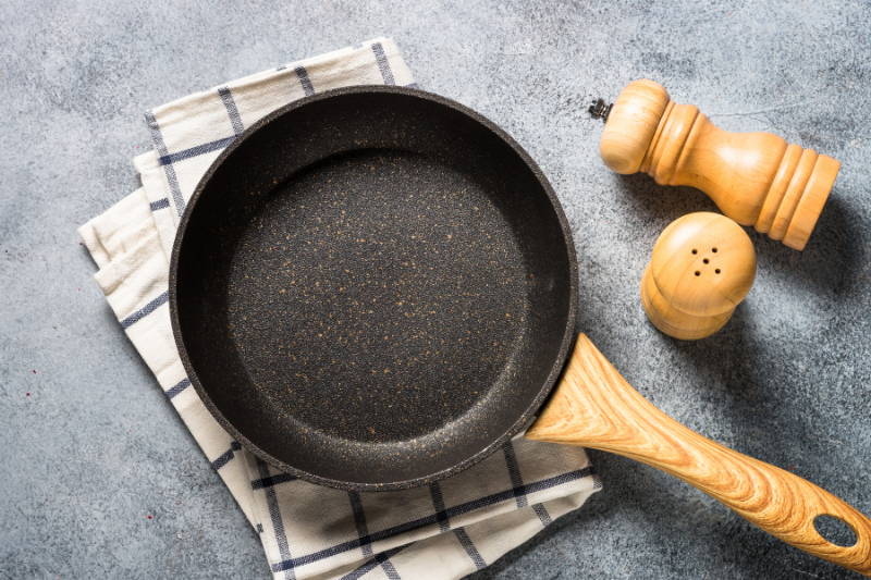 Frypan with salt and pepper grinders