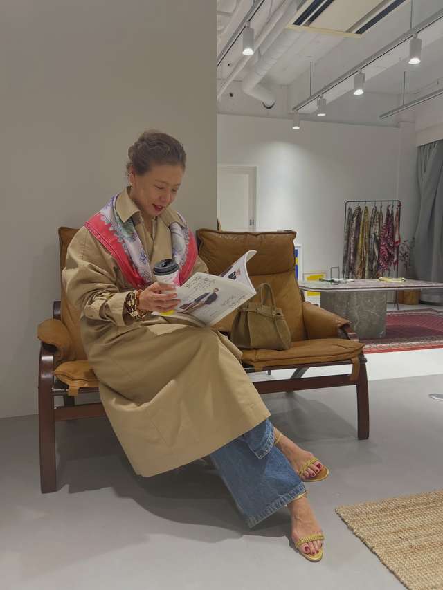 スカーフ 巻き方 首元 スタイリング スカーフ バッグ アレンジ