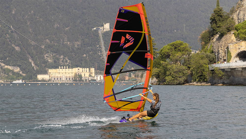 Un rider en kitefoil navigue avec une Duotone Evo SLS