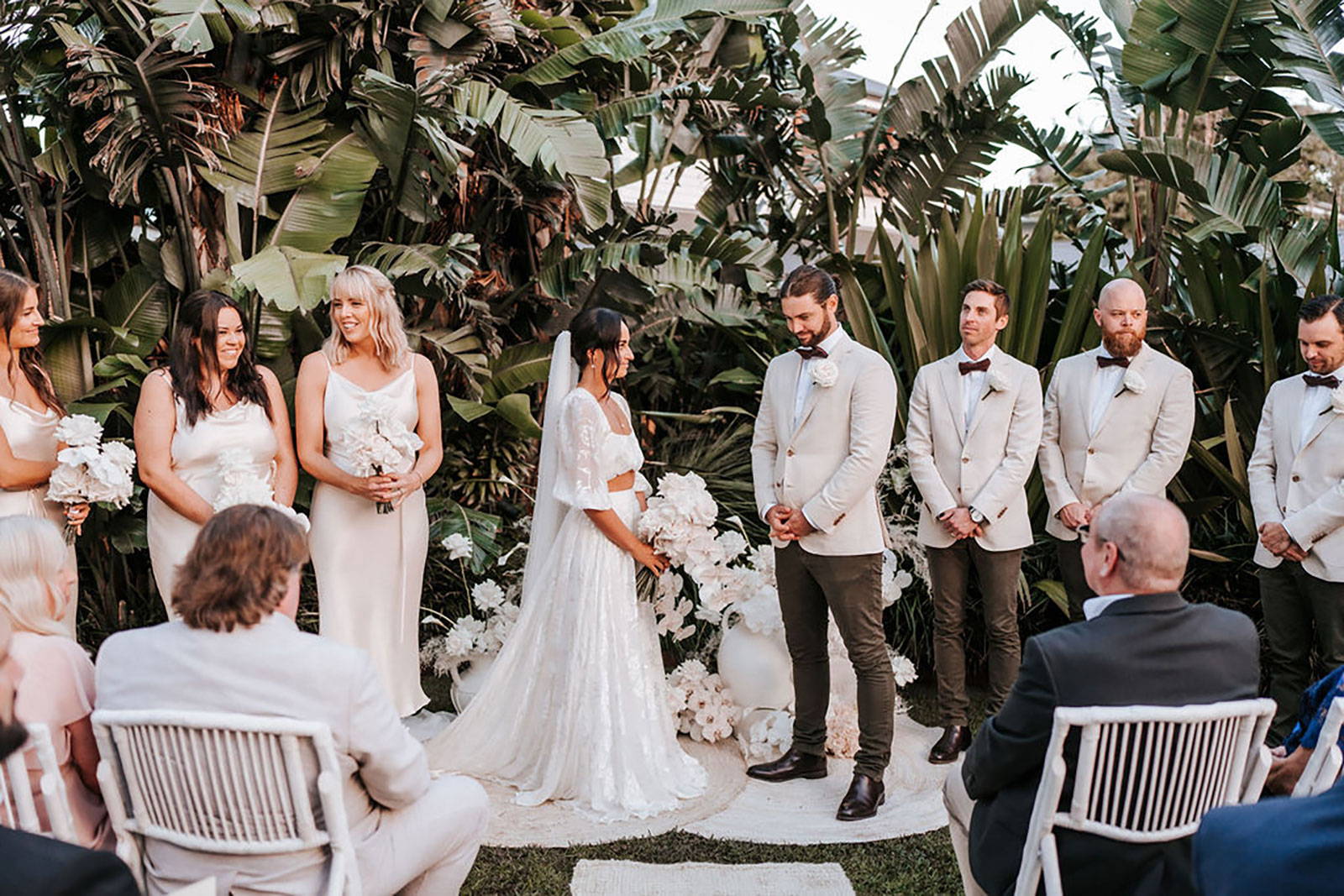 Mariés et mariés à la cérémonie de mariage, prêts à se marier