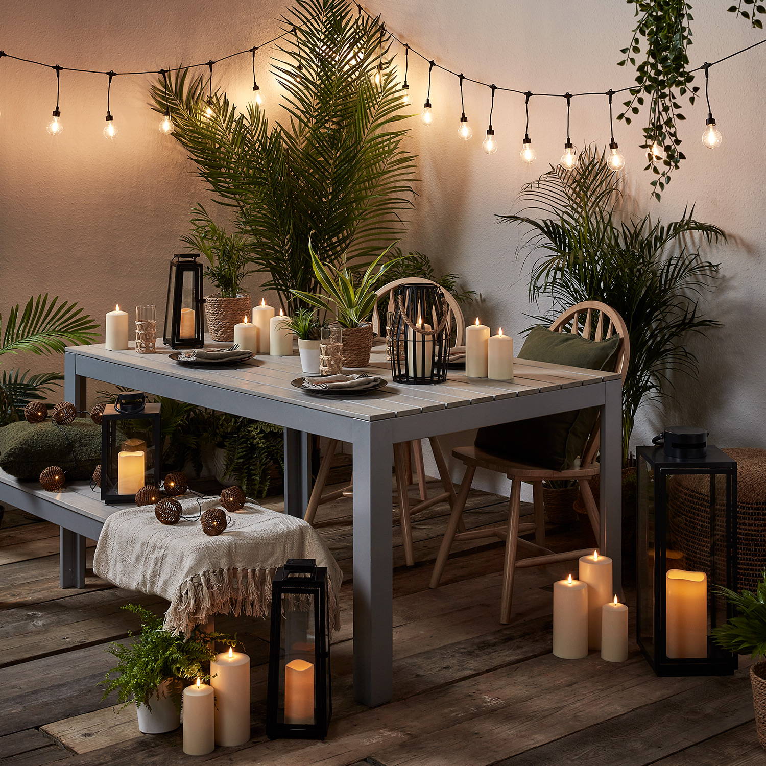 Table d'extérieur avec une sélection d'éclairage solaire d'extérieur. 