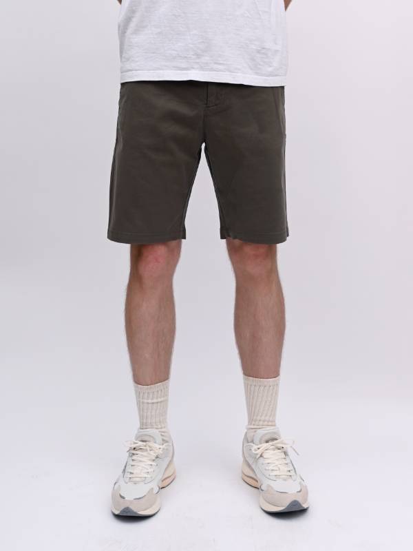 A model wearing NN07 Crown Shorts.