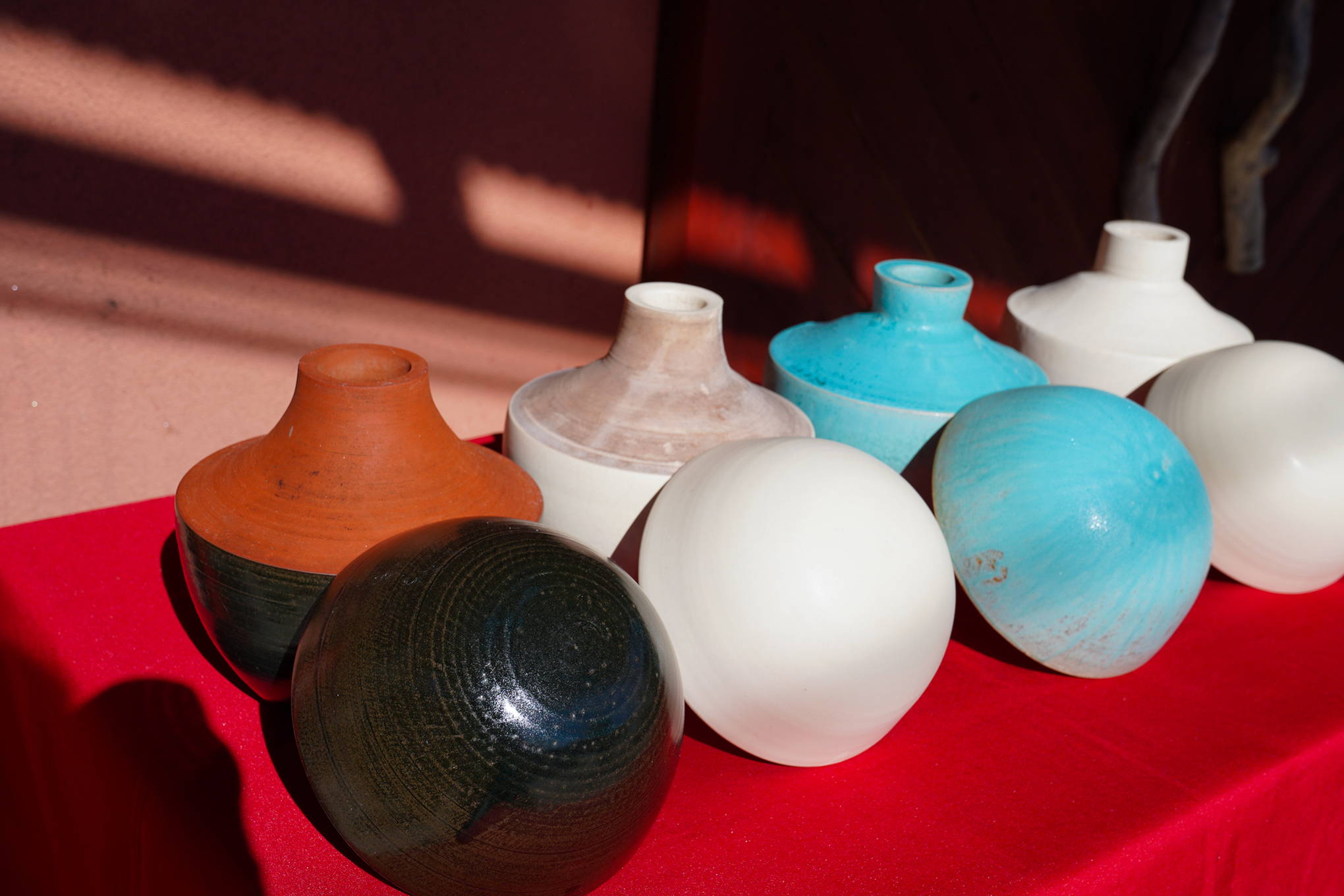 対談の舞台となったのは、京都の『嘉祥窯』がアトリエを構える滋賀県・信楽。この地で「ワインのための陶器の壺」が誕生しました。