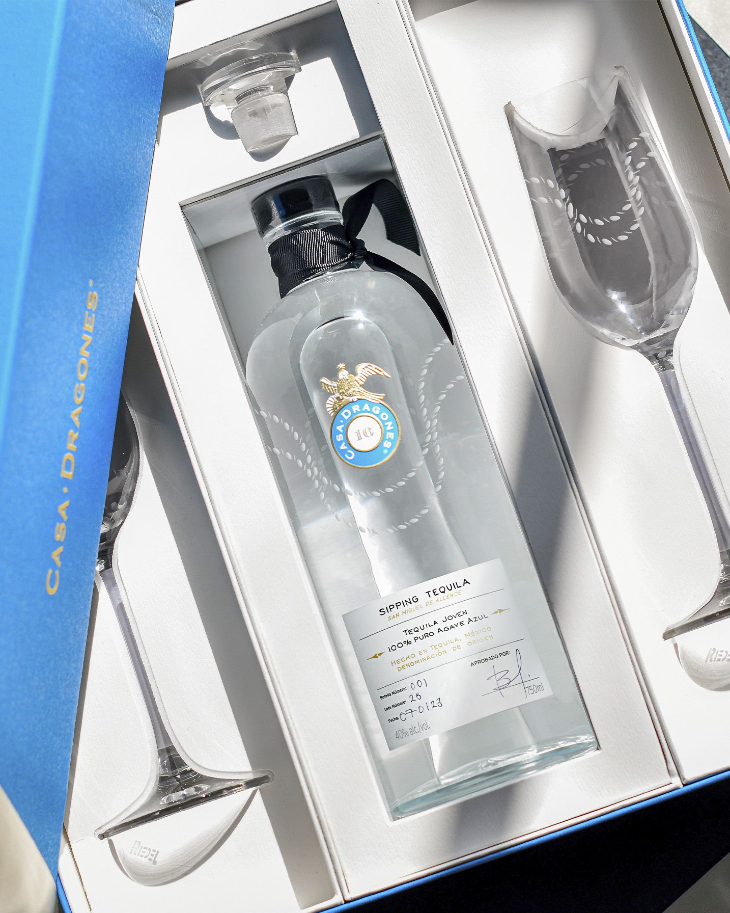 Casa Dragones Joven Gift Set with two Riedel Ouverture Glasses