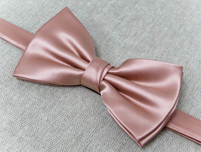 Mauve bow tie on a gray background