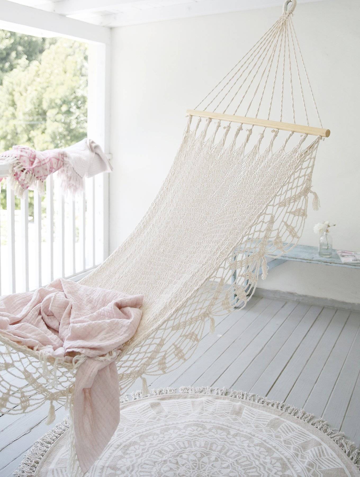 Shabby chic Rachel Ashwell hammock and pink throw. #shabbychic #rachelashwell #hammock #summerliving #palepink