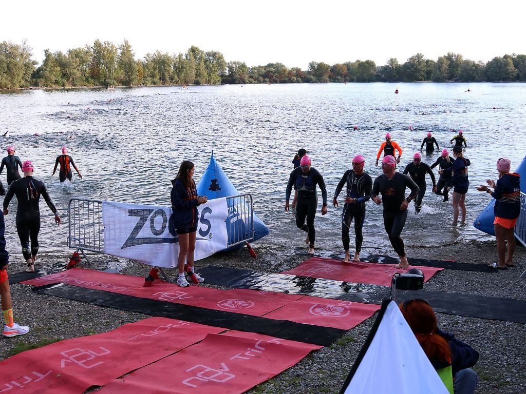 Schwimmer beim Schwimmausstieg des triathlon .de CUPs Königsbrunn 2026.