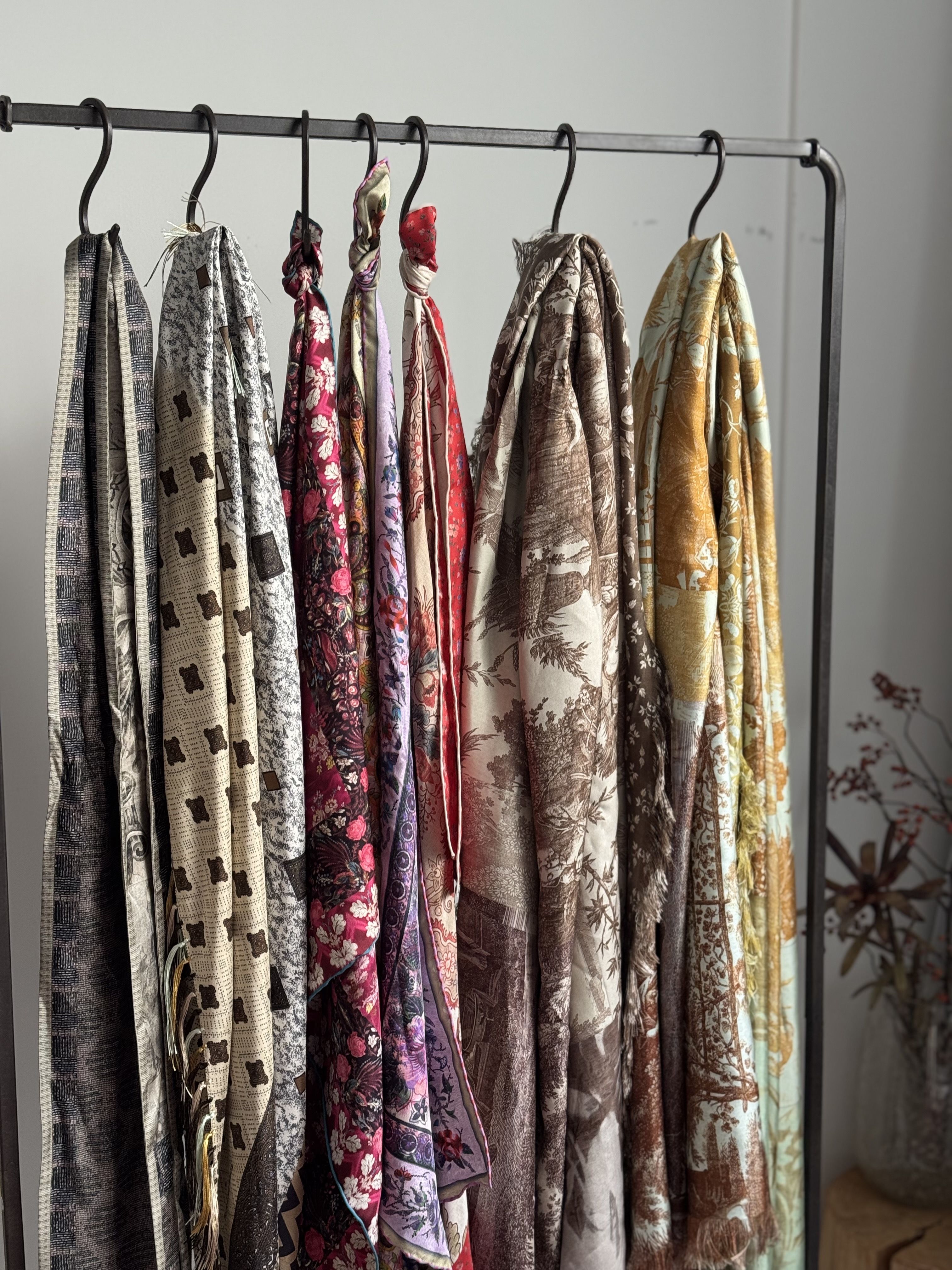 スカーフ 巻き方 首元 スタイリング スカーフ バッグ アレンジ