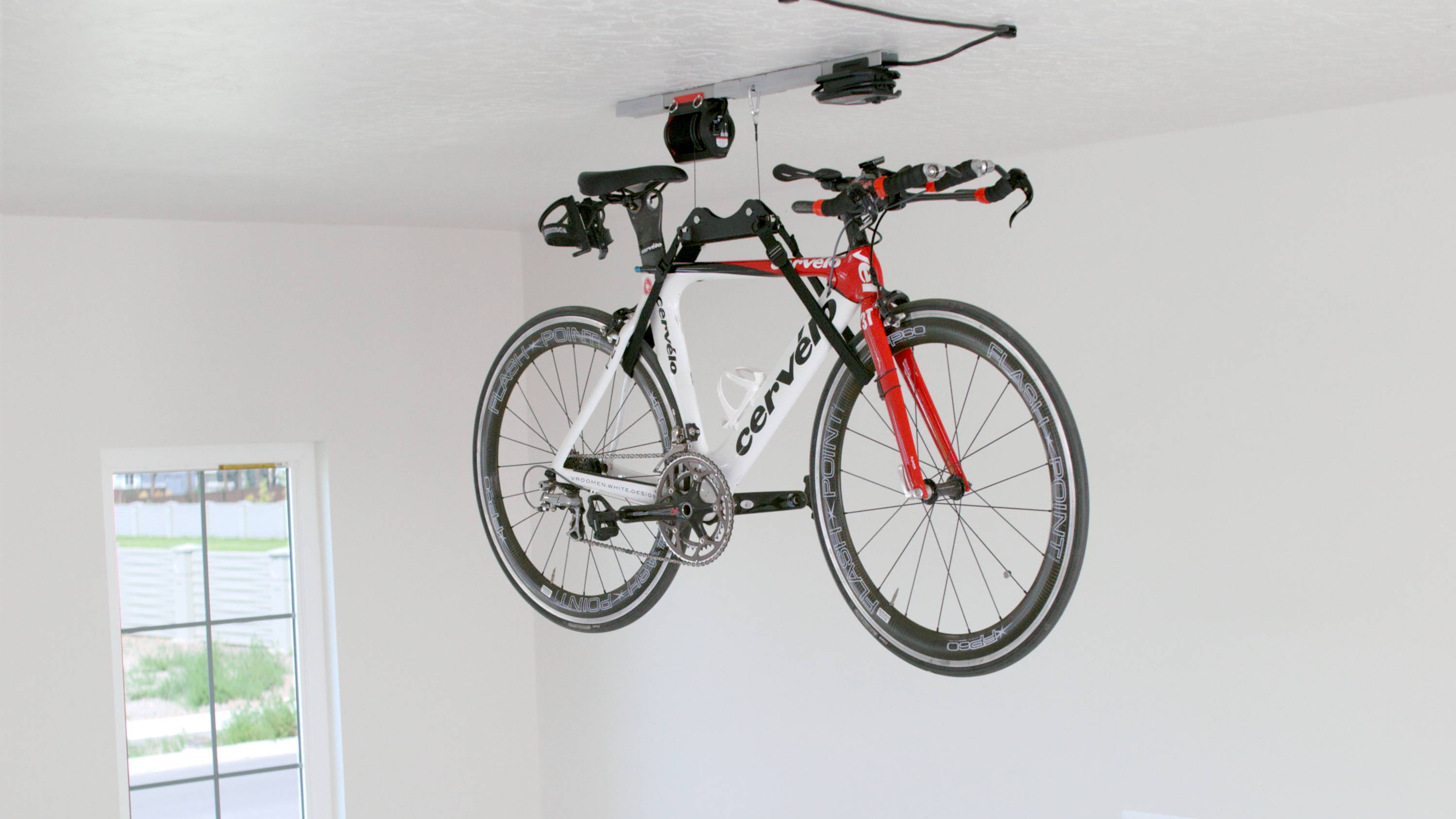 SmarterHome Single-Bike Lifter hoisting a bike in the air