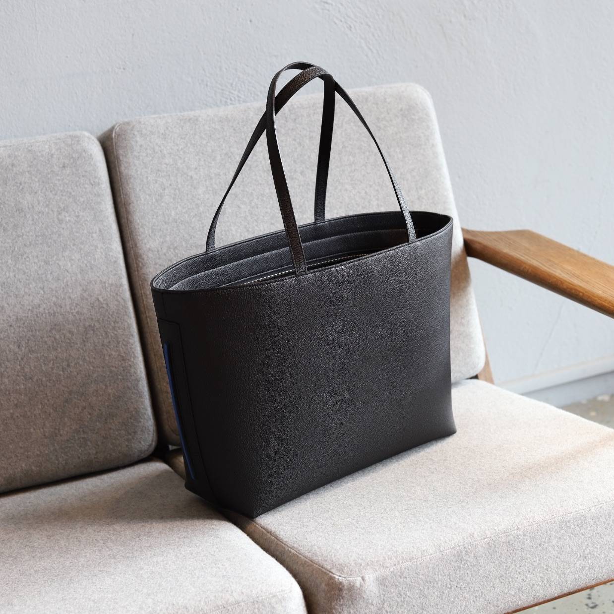 LUXTRA vegan tote bag apple black