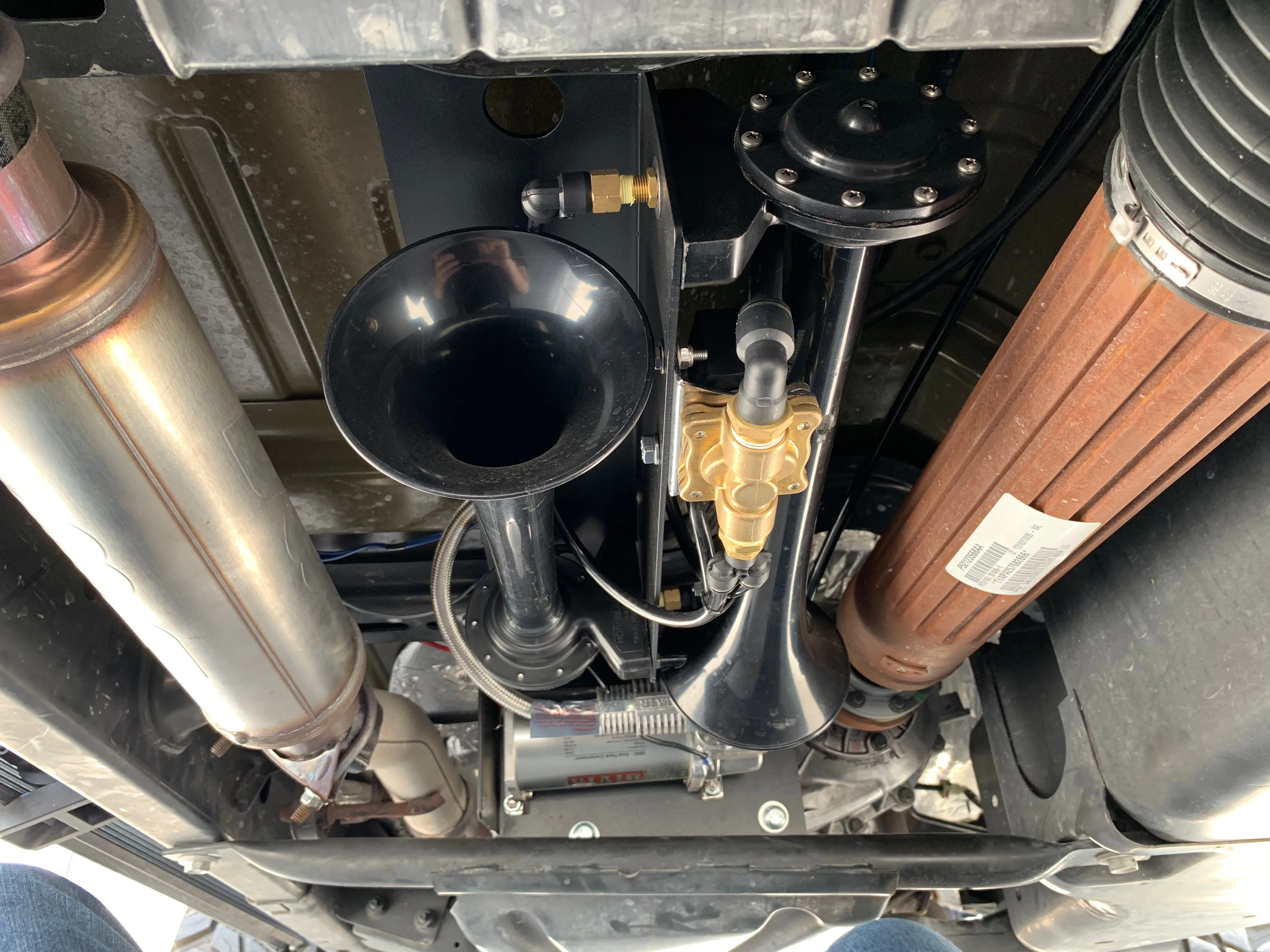 Undercarriage Annie's Jeep Wrangler JKU Wrango Horn Kit two black trumpet horns on bracket brass solenoid black air tubing driveshaft MagnaFlow muffler braided hoses photo 4