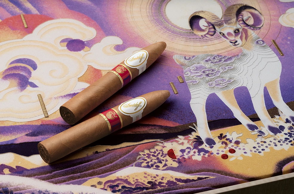 Zwei Year of the Sheep-Zigarren auf dem Masterpiece Humidor liegend.