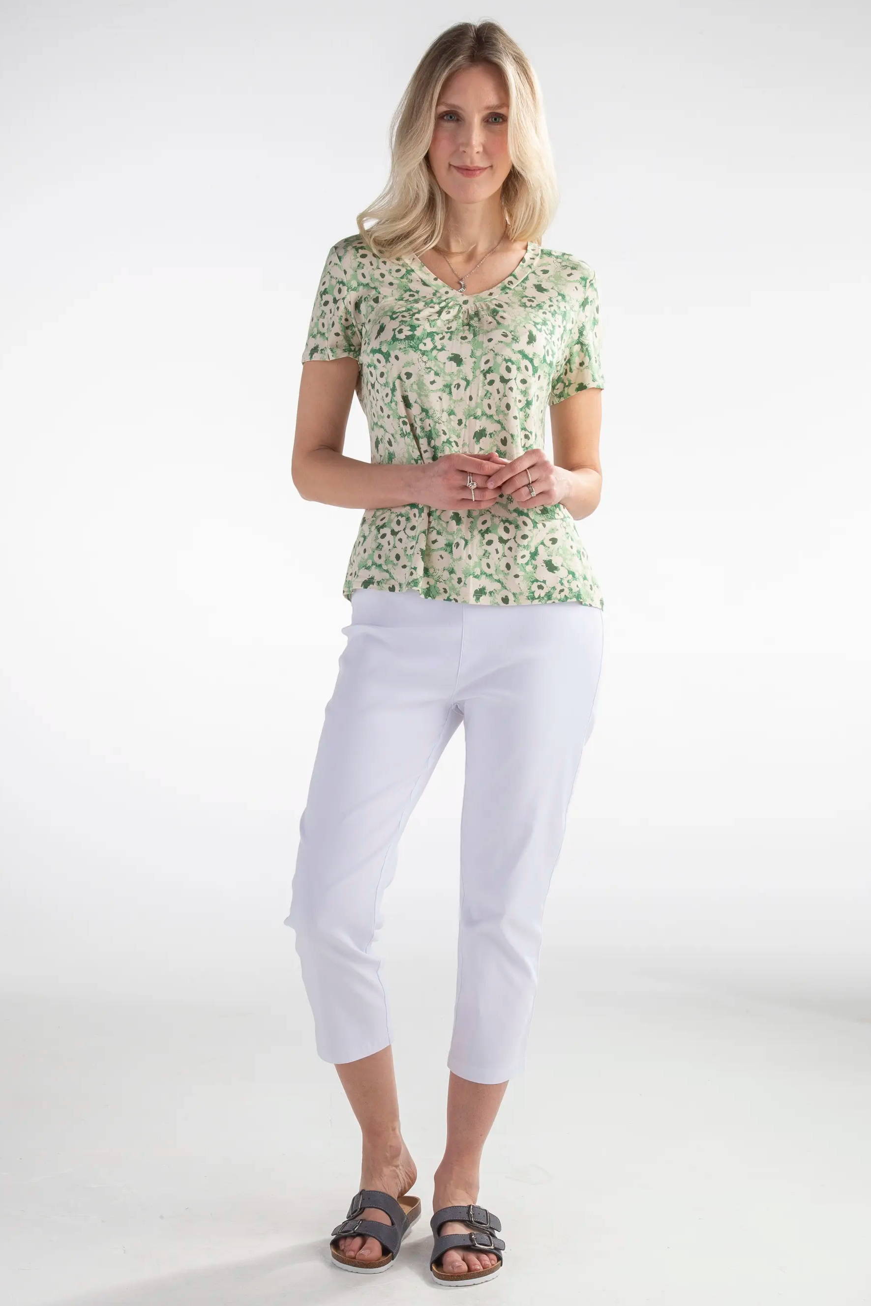 Classic women's top & cropped trousers