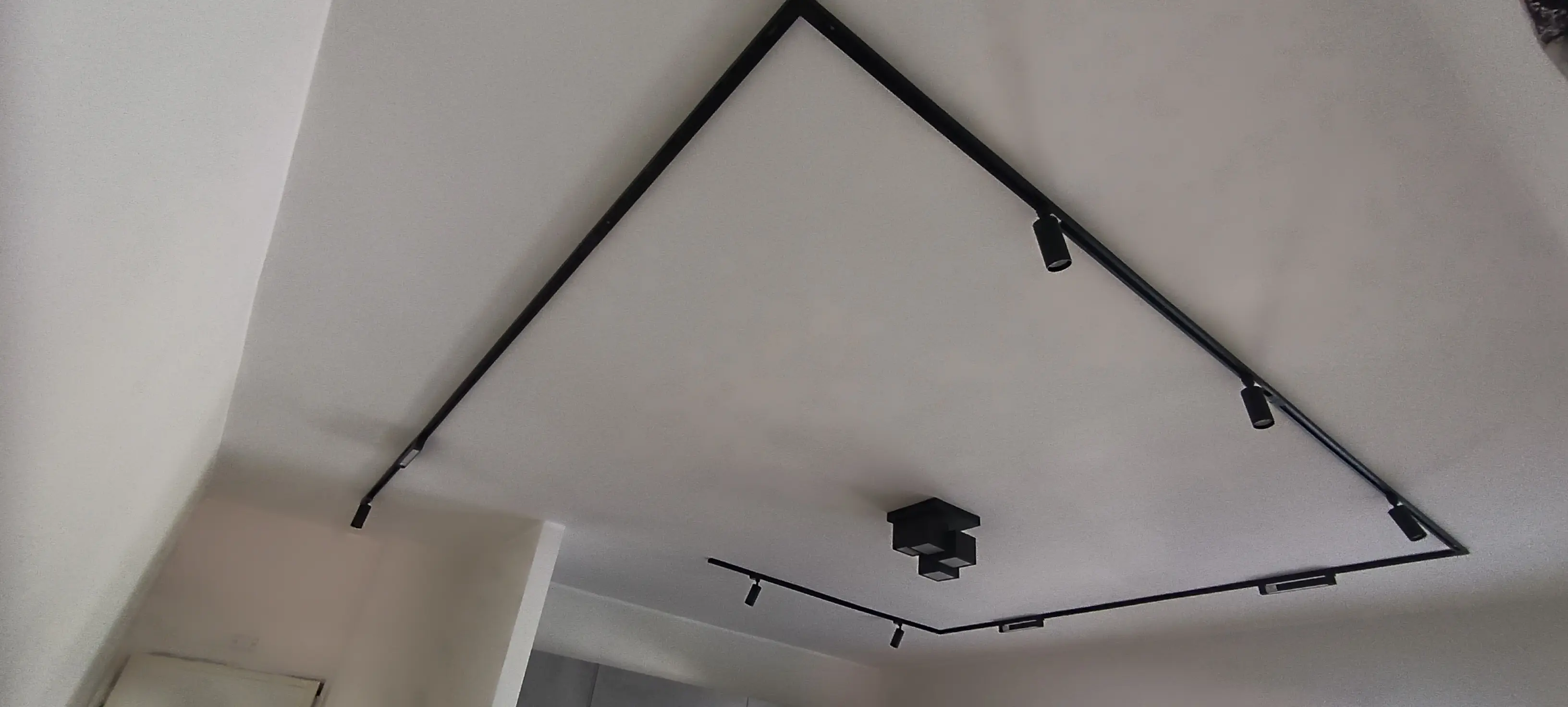 Sistema binario monofase 220V nero GISLED con configurazione geometrica e faretti orientabili a soffitto
