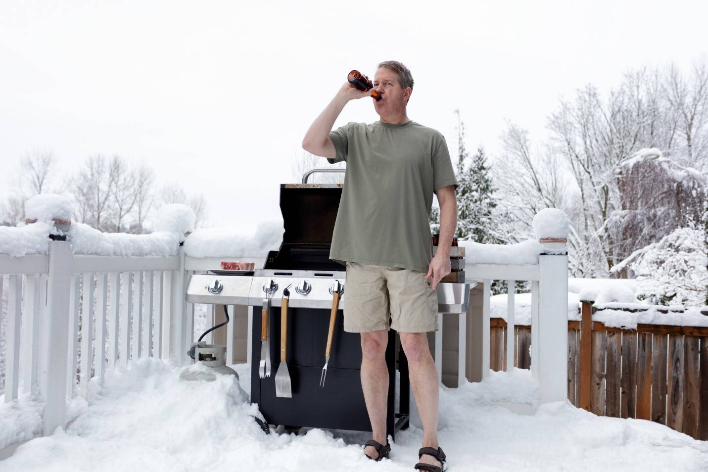 Can an outdoor refrigerator run during winter?
                    