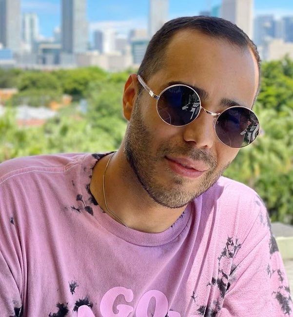 man with big head wearing Lennon oversized large fit round sunglasses