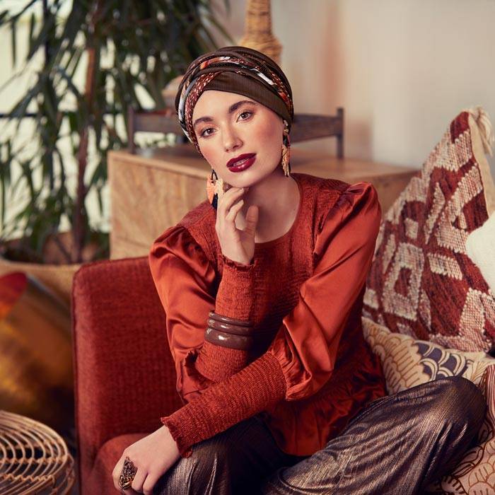 Frau mit Alopezie trägt modischer Kopfbedeckung von Christine Headwear