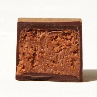 Corn-Macadamie Praline bonbon