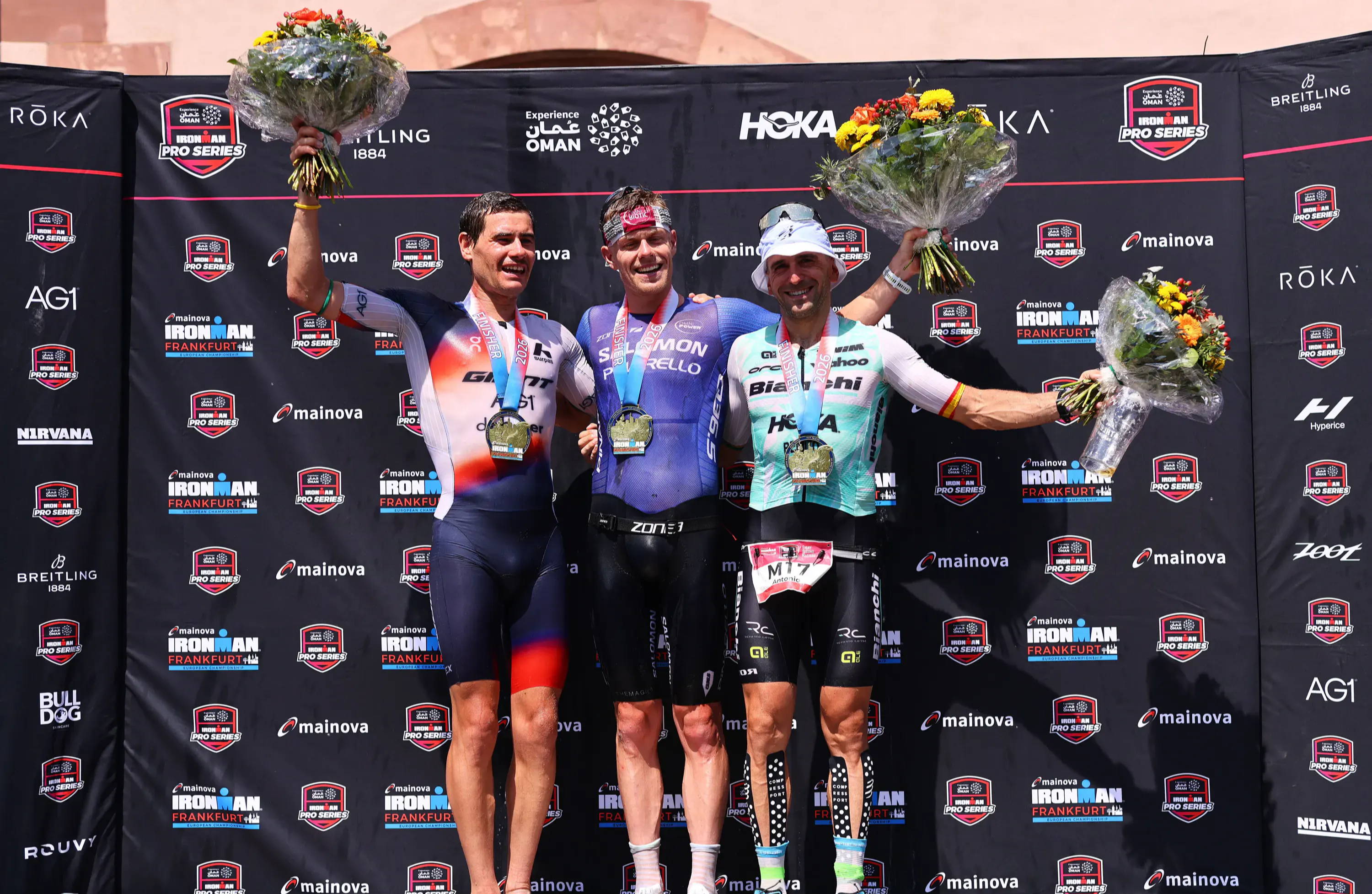 Die drei Erstplatzierten des IRONMAN Frankfurt 2026: Gustav Iden (Norwegen, Silber), Sieger Casper Stornes (Norwegen, Gold) und Antonio Benito López (Spanien, Bronze) bei der Siegerehrung am 28. Juni 2026 in Frankfurt am Main.