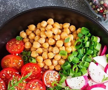 Bowl mit viel Gemüse im Rahmen von Clean Eating