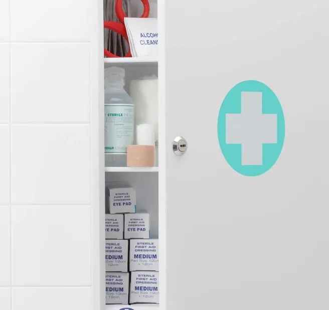 Badkamerkastje gevuld met antihistaminica, corticosteroïden en decongestiva tegen allergie.