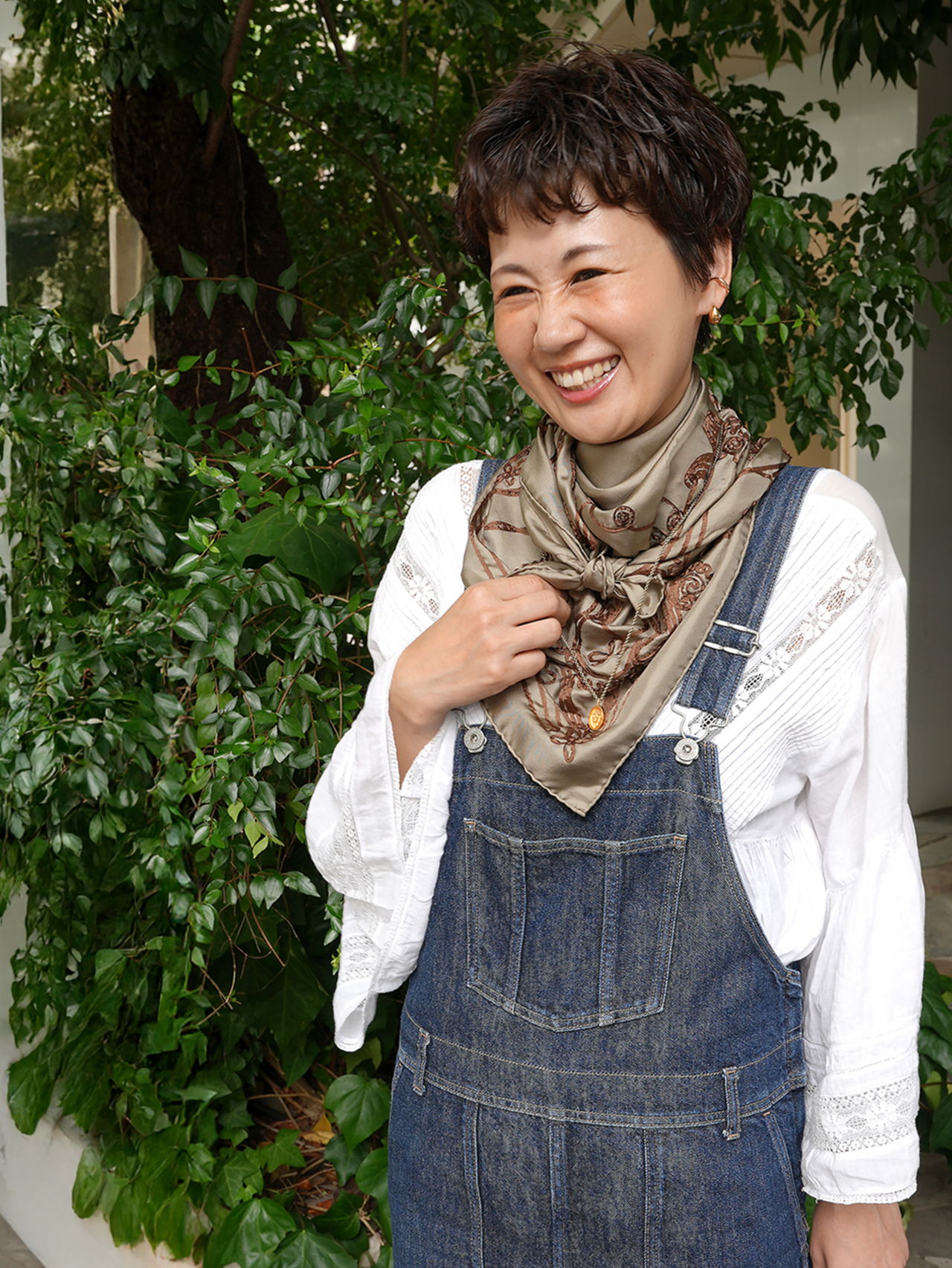 スカーフ 巻き方 首元 スタイリング スカーフ バッグ アレンジ