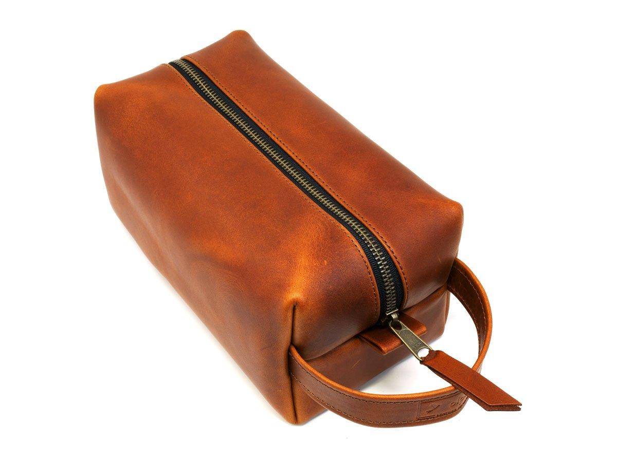 LEATHER DOPP KIT WITH HANDLE - TAN