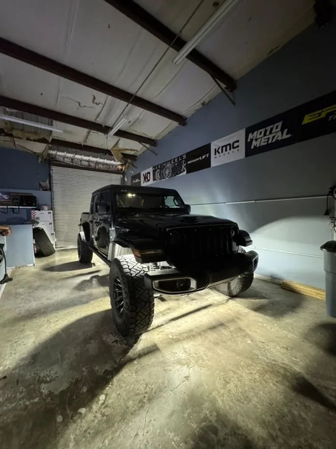 Side profile Stephen's 2022 Jeep Gladiator pickup truck wheels tires bed tailgate Stealth Spare Tire Delete install gallery photo 2