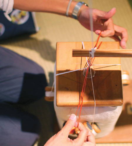 くみ紐　結い上げ作業