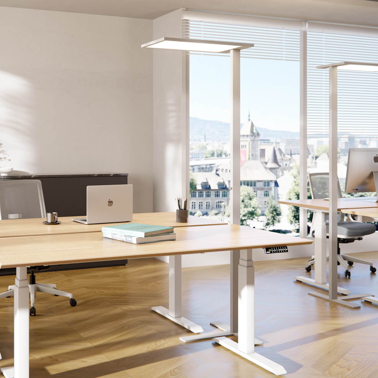 Vollständige Arbeitsplätze mit Bürotischen, ergonomischen Bürostühlen, moderne Lampen und weiteres Zubehör