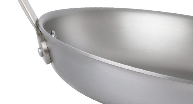The Misen Carbon Steel Pan is durable & strong, combining the best qualities of a cast iron, stainless steel & nonstick pan.