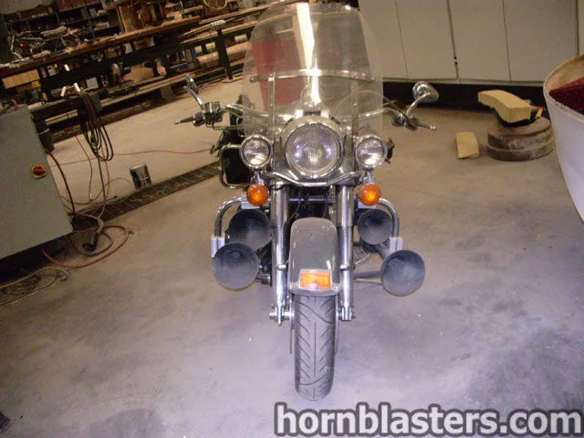 Front-three-quarter Walter's Harley Davidson Road King touring motorcycle windshield fork triple-tree headlight nacelle Nathan AirChime P5 train horn featured customer install photo 1