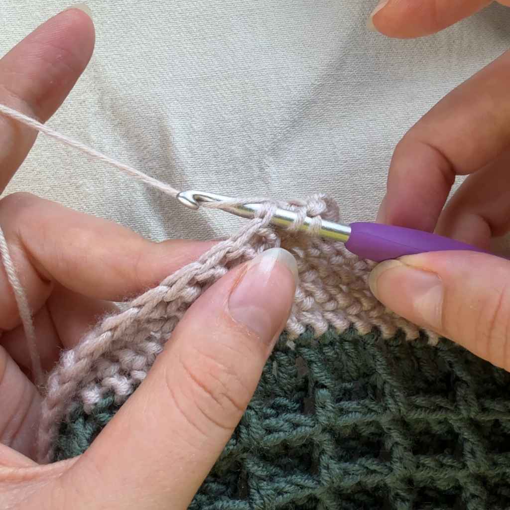 Halbes Fischgrät-Stäbchen. Schritt 3: Faden durchholen.