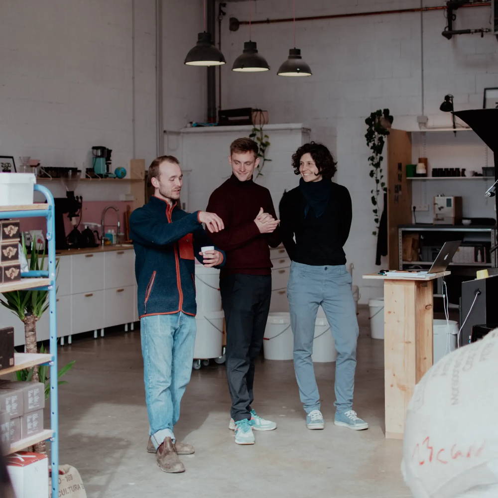 Tilman, Frederik, Lucie in der Rösterei der zwoo kaffeeröster