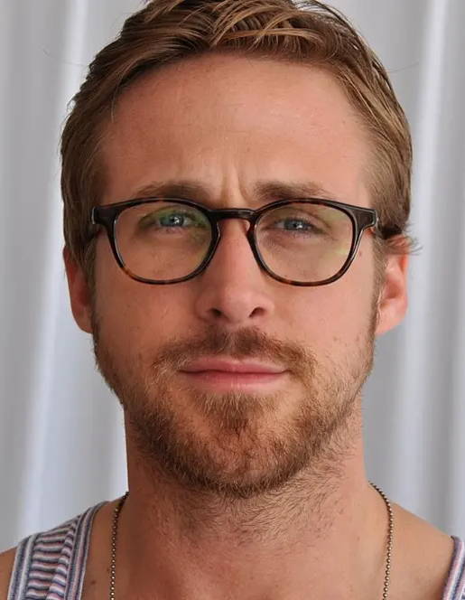 Ryan Gosling porte des lunettes emblématiques browline avec un collier en argent et une chemise rayée à manches coupées