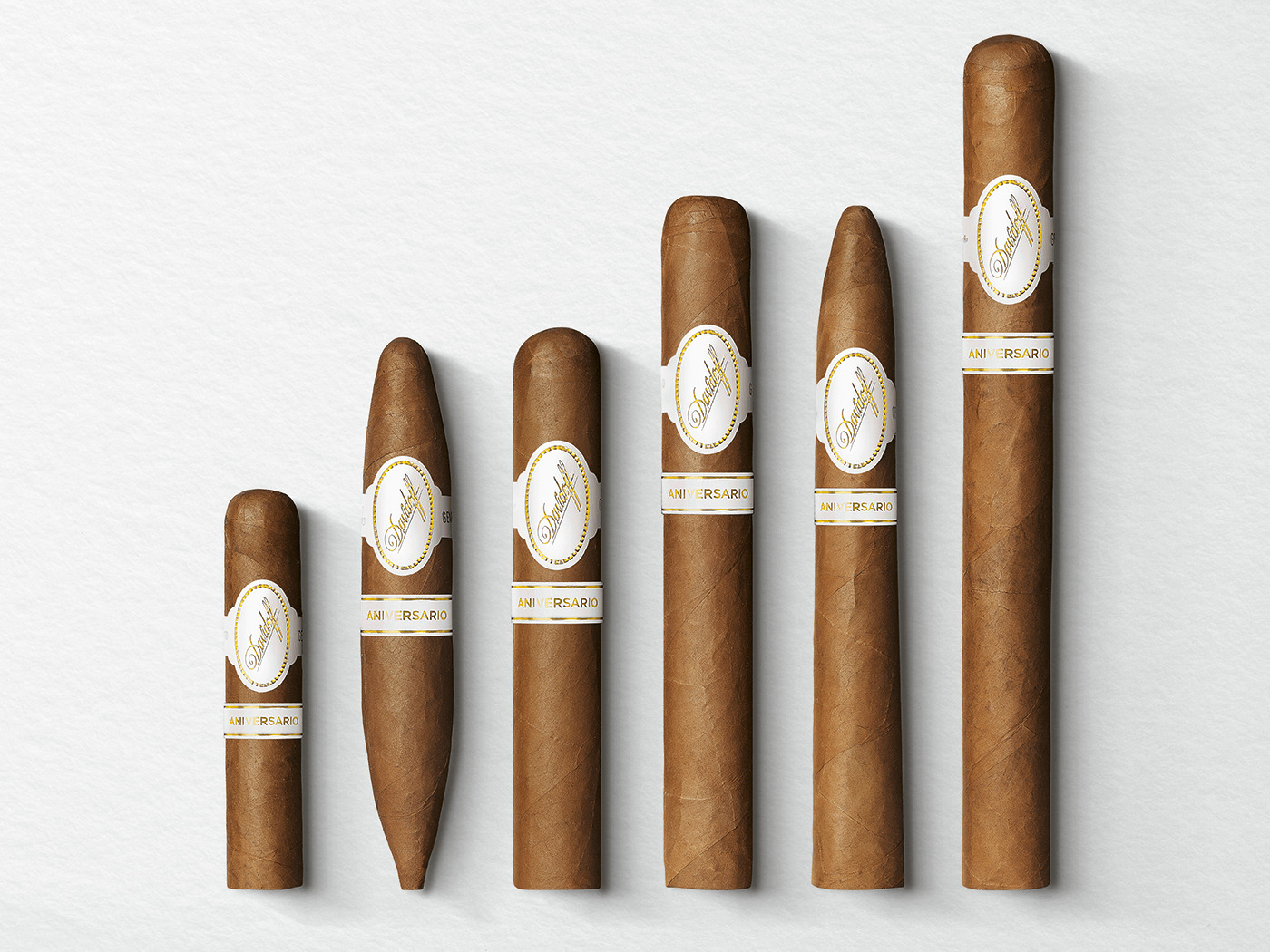 The 6 different formats of the Davidoff Aniversario line shown next to one another.