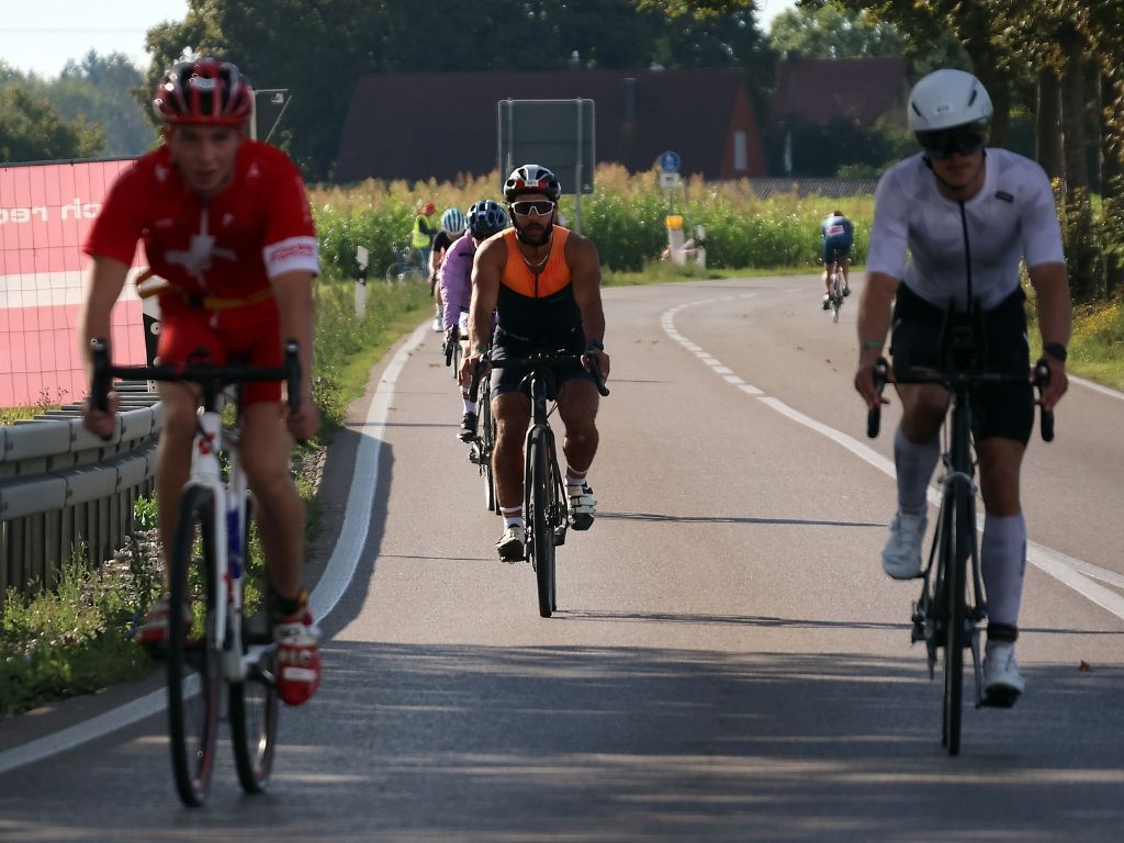 Athleten auf der Radstrecke beim triathlon.de CUP Königsbrunn 2026.