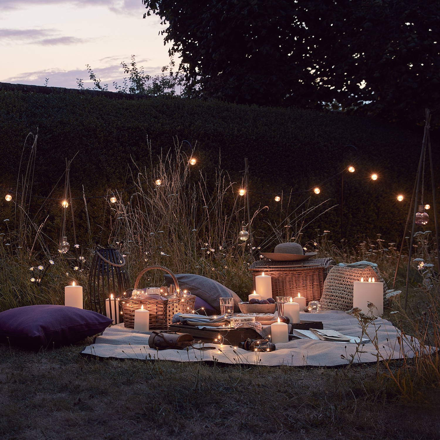 Un coin pique-nique en extérieur décoré par des bougies, guirlandes micro LED et guirlandes guinguette. 